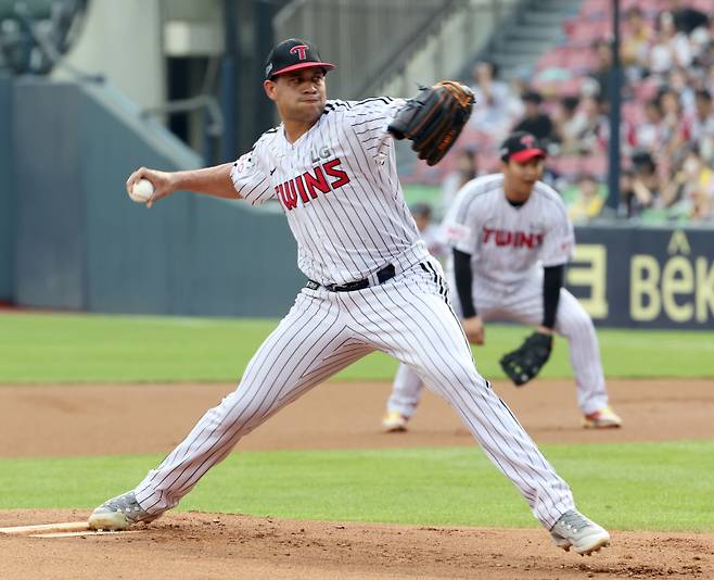 29일 오후 잠실야구장에서 열린 2025 프로야구 KT와 LG 경기. LG 선발 치리노스가 역투하고 있다. 잠실=정시종 기자 capa@edaily.co.kr /2025.07.29.