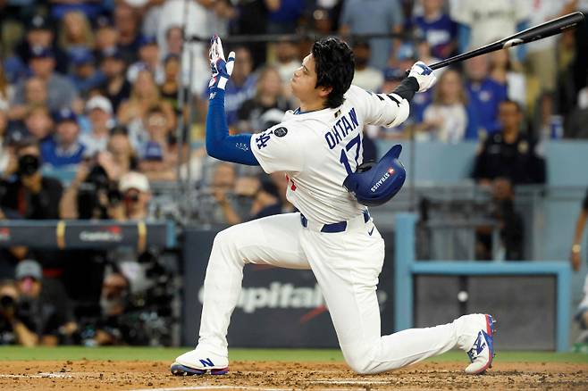 <yonhap photo-3150="">30일(한국시간) 열린 월드시리즈 5차전 3회 말 토론토 블루제이스 선발 투수 트레이 예새비지의 스플리터에 헛스윙 삼진을 당하는 LA 다저스 오타니 쇼헤이. [AFP=연합뉴스]</yonhap>