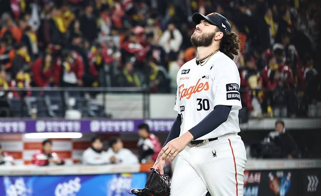 <yonhap photo-7514="">29일 대전한화생명볼파크에서 열린 2025 프로야구 KBO리그 포스트시즌 한국시리즈 3차전 LG 트윈스와 한화 이글스의 경기. 6회초 2사 1, 2루 한화 폰세가 LG 문보경을 삼진아웃으로 처리한 뒤 더그아웃으로 향하고 있다. 2025.10.29 [연합뉴스]</yonhap>