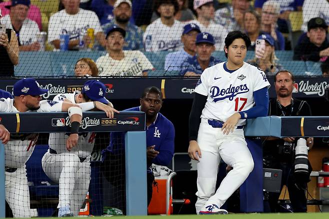 <yonhap photo-3910=""> LOS ANGELES, CALIFORNIA - OCTOBER 29: Shohei Ohtani #17 of the Los Angeles Dodgers looks on from the dugout during the ninth inning against the Toronto Blue Jays in game five of the 2025 World Series at Dodger Stadium on October 29, 2025 in Los Angeles, California. Luke Hales/Getty Images/AFP (Photo by Luke Hales / GETTY IMAGES NORTH AMERICA / Getty Images via AFP)/2025-10-30 12:22:40/ <저작권자 ⓒ 1980-2025 ㈜연합뉴스. 무단 전재 재배포 금지, AI 학습 및 활용 금지></yonhap>