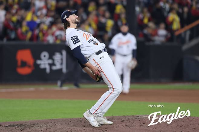 한화 이글스 라이언 와이스가 30일 LG 트윈스와의 한국시리즈 3차전에서 포효하고 있다.