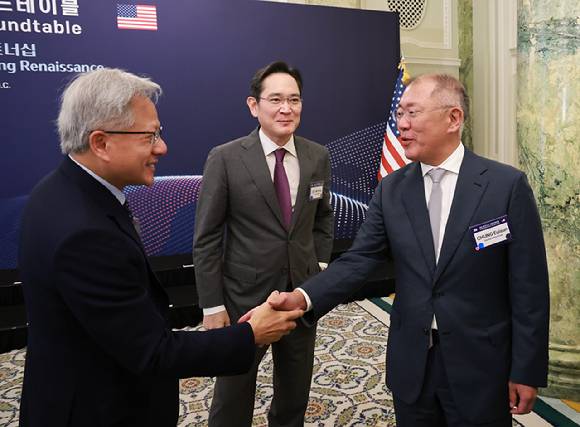 이재용 삼성전자 회장, 정의선 현대차그룹 회장이 지난달 25일(현지시간) 미국 워싱턴DC 윌라드 호텔에서 열린 한미 비즈니스 라운드 테이블에서 젠슨 황 엔비디아 최고경영자와 인사하는 모습.[사진=연합뉴스]