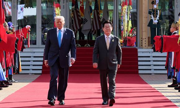 이재명 대통령과 도널드 트럼프 미국 대통령이 29일 경북 경주박물관에서 정상회담장으로 이동하고 있다. 2025.10.29  [사진=연합뉴스]