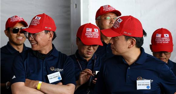 지난 8월 26일(현지시간) 미국 필라델피아의 한화 필리조선소에서 열린 '스테이트 오브 메인'호 명명식에서 관계자들이 마스가 모자를 쓰고 있다. [사진=연합뉴스]