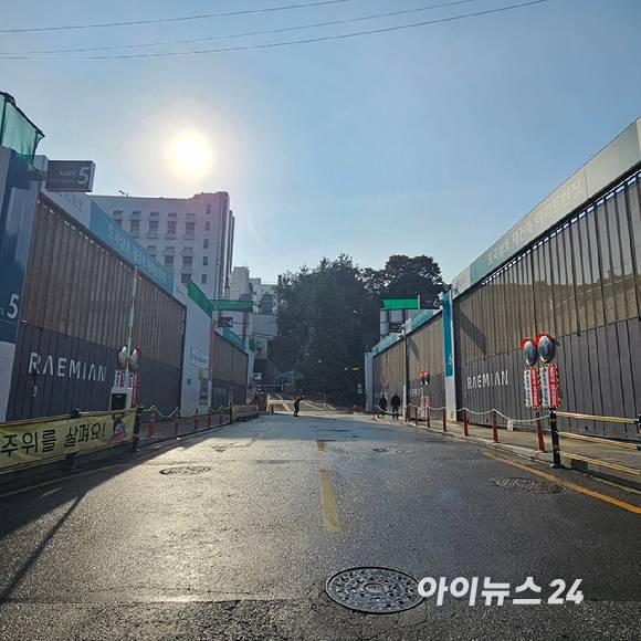 서울 강남구 도곡동의 '래미안 레벤투스' 공사 현장의 모든 출입구가 닫혀 있다. 2025.10.30 [사진=이효정 기자 ]