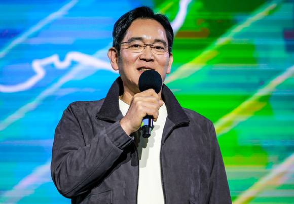 이재용 삼성전자 회장이 30일 서울 코엑스에서 열린 엔비디아의 그래픽카드(GPU) '지포스' 출시 25주년 행사에서 단상에 올라 발언하고 있다. 2025.10.30 [공동취재] [사진=공동취재/연합뉴스]
