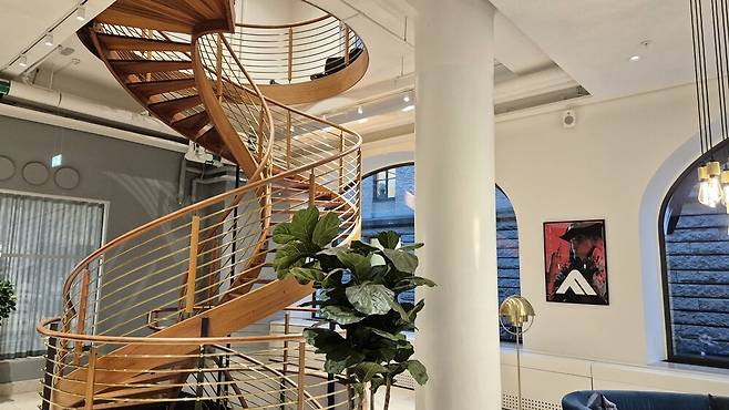 ▲ 요 멋드러진 계단으로 올라가면 본격적인 스튜디오가 나온다.