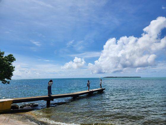 괌 메리조 부두에서 사진을 찍고 있는 관광객. 하늘이 높고 맑다. 이하나 기자