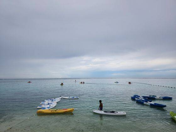 괌 해변에서 즐기는 스노클링과 카약. 구명조끼를 비롯한 모든 장비를 빌려준다. 이하나 기자