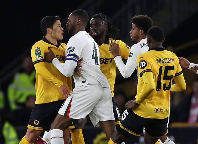 울버햄프턴 황희찬이 첼시 토신 아다라비오요와 신경전을 벌이고 있다. [AFP=연합뉴스]