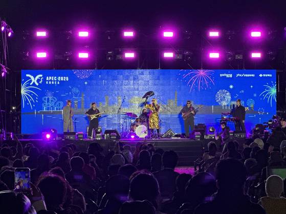 지난 29일 경북 포항시 북구 영일대해수욕장에서 1000대의 드론 군집 비행과 1만5000여 발의 불꽃쇼가 펼쳐졌다. 행사에서 축하공연이 이뤄지고 있다. 사진 포항시