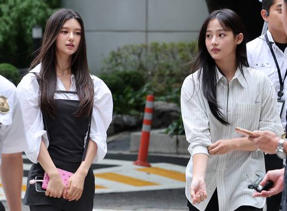 뉴진스 다니엘과 민지가 지난 8월 14일 서울 서초구 서울중앙지방법원에서 열린 어도어가 뉴진스를 상대로 제기한 전속계약 유효 확인 소송 조정기일에 출석하고 있다. 뉴스1