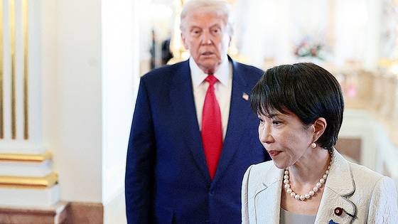 지난 28일(현지시간) 일본 도쿄 아카사카 궁전에서 도널드 트럼프 미국 대통령이 다카이치 사나에 일본 총리와 함께 걸어가고 있다. 로이터=연합뉴스