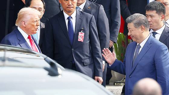 도널드 트럼프 미국 대통령과 시진핑 중국 국가주석이 30일 부산 김해공군기지 의전실 나래마루에서 미중 정상회담을 마친 뒤 회담장을 나서며 인사하고 있다. 연합뉴스
