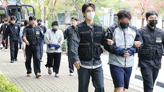 캄보디아 송환 피의자들이 지난 20일 충남 홍성 대전지법 홍성지원에서 구속 전 피의자심문(영장실질심사)을 받기 위해 법정으로 들어서고 있다. 뉴스1