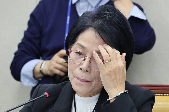 최민희 위원장이 30일 서울 여의도 국회 과학기술정보방송통신위원회에서 열린 국정감사 종합감사에서 생각에 잠겨 있다. 뉴스1