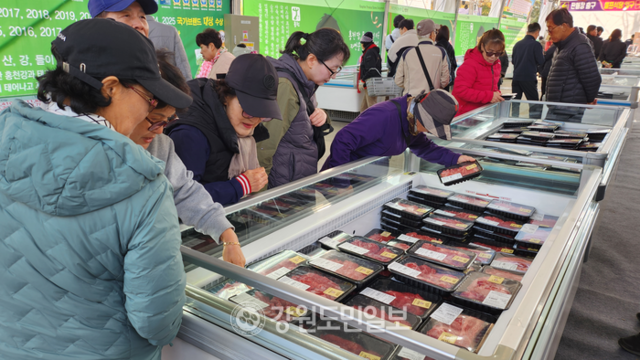▲ ‘제23회 홍천 인삼·한우 명품축제’와 ‘제10회 홍천사과축제’ 개장식이 30일 오전 홍천 도시산림공원 토리숲 메인무대에서 열렸다.안은복 기자