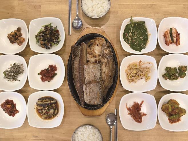 생선구이를 주문하면 12가지 반찬과 된장찌개가 함께 차려진다. 사진=박소윤