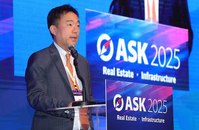 30일 서울 여의도 콘래드호텔에서 열린 'ASK 2025 글로벌 대체투자 콘퍼런스’에서 안준상 국민연금 부동산투자실장이 기조연설을 하고 있다. 문경덕 기자