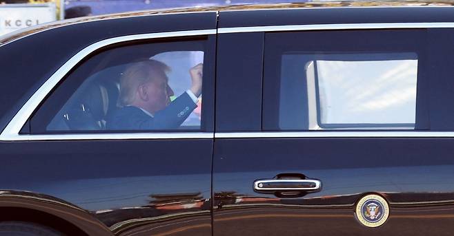 도널드 트럼프 미국 대통령이 29일 경북 경주시 예술의 전당에서 열린 2025 경주 아시아태평양경제협력체(APEC) CEO 서밋에 참석한 뒤 전용 리무진 '더 비스트'를 타고 밖으로 나서고 있다. 연합뉴스