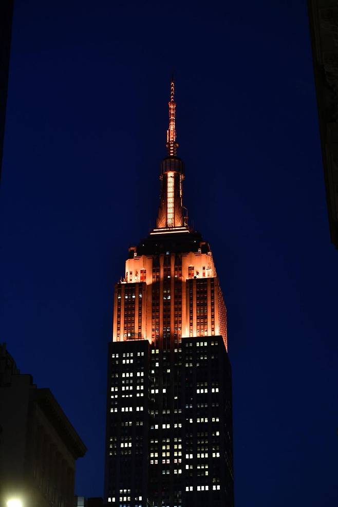 Rise asistió a la ceremonia de iluminación del Empire State Building en Nueva York.