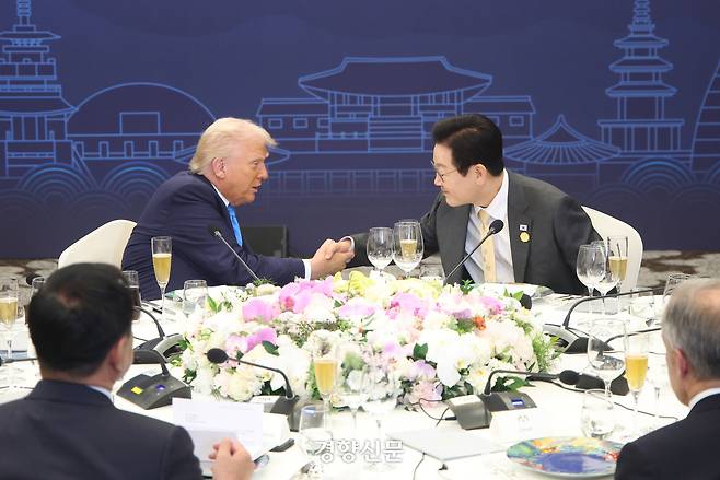 이재명 대통령이 지난 29일 경북 경주 힐튼호텔에서 열린 대통령 주최 특별만찬에서 도널드 트럼프 미국 대통령과 악수하고 있다. 경주|김창길 기자