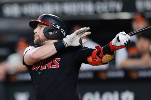 LG 외인 타자 오스틴이 KS 세 경기에서 안타 없이 경기를 마쳤다. LG는 4차전을 앞두고 오스틴 타순을 조정했다. 사진은 지난달 솔로 홈런을 치고 날아가는 공을 바라보는 모습. 연합뉴스