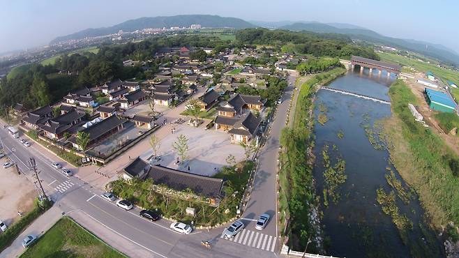 An aerial view of the Choi Clan House in Gyodong, Gyeongju, North Gyeongsang. [LEE SO-YOON]