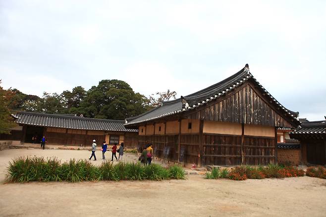 The dwijoo, or grain storage, at the Choi Clan House in Gyodong, Gyeongju, North Gyeongsang. [LEE SO-YOON]