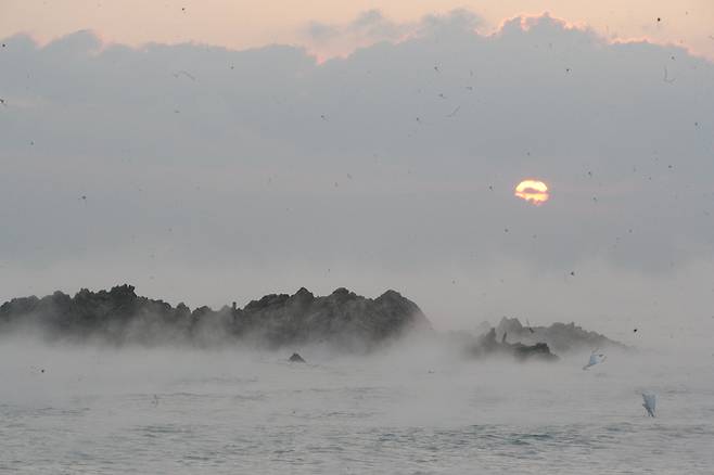 Dawn at Daewangam, underwater tomb of King Munmu [LEE SO-YOON]
