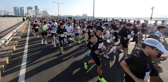 Participants in the 2024 JTBC Marathon run across Yanghwa Bridge connecting Mapo and Yeongdeungpo Districts on Nov. 3, 2024. [JOONGANG ILBO]