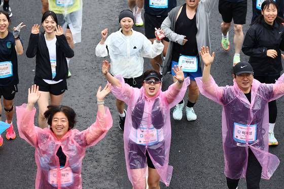 Participants of the 2025 JTBC Half Marathon run from Goyang Stadium in Goyang, Gyeonggi on April 6. [JOONGANG ILBO]
