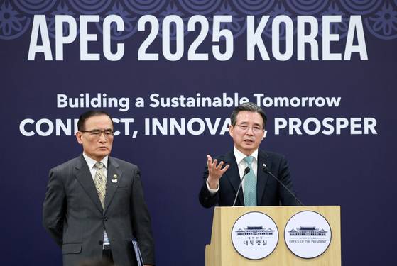 Korean presidential policy chief Kim Yong-beom speaks at a press briefing at the Asia-Pacific Economic Cooperation summit in Gyeongju, North Gyeongsang, on October 29. [YONHAP]