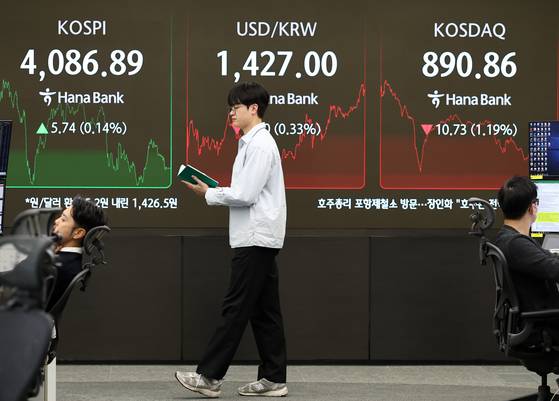 Electronic display boards at Hana Bank in central Seoul show Korea's market on Oct. 30. [YONHAP]