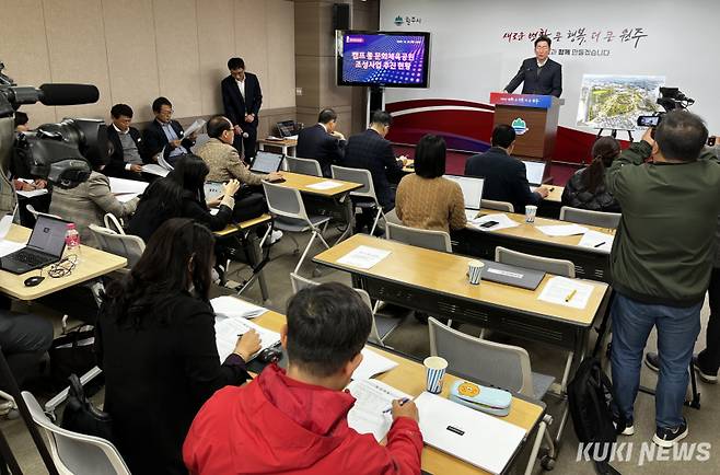원강수 원주시장이 30일 시청에서 현안 브리핑에 나서고 있다. 윤수용 기자