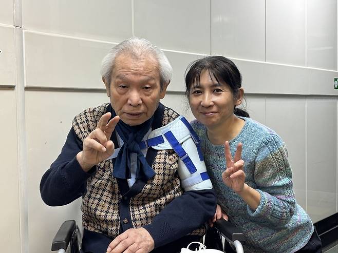 요시다 고조(왼쪽) 목사와 그의 딸 히라시마 노리코 전도사가 함께 손으로 '브이(V)' 표시하며 사진을 촬영하고 있다.
