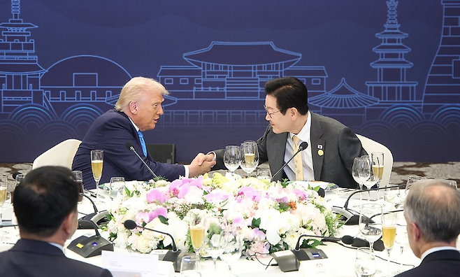 이재명 대통령과 도널드 트럼프 미국 대통령이 29일 경북 경주 힐튼호텔 그랜드볼룸에서 열린 이 대통령 주최 정상 특별만찬에서 악수하고 있다. 2025.10.29 / 사진=연합뉴스