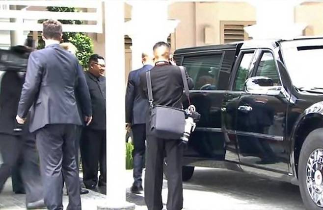 트럼프 대통령은 지난 2018년 6월12일 싱가포르 센토사섬에서 열린 북미정상회담에서 김정은 북한 국무위원장에게 더 비스트 내부를 살짝 보여줬다. [사진출처=연합뉴스]