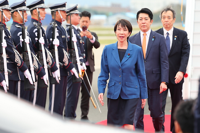 경주 아시아태평양경제협력체(APEC) 정상회의 참석 차 30일 방한한 다카이치 사나에 일본 총리가 부산 김해국제공항에 도착해 의장대를 사열하고 있다. [연합뉴스]