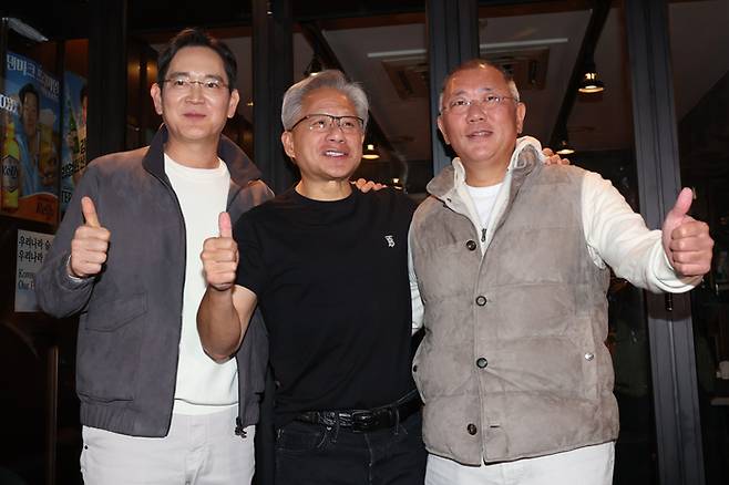 젠슨 황 엔비디아 최고경영자가 30일 서울 삼성동 한 치킨집에서 진행된 이재용 삼성전자 회장, 정의선 현대차그룹 회장과 회동을 마친 후 기념 촬영을 하고 있다. [공동취재단]