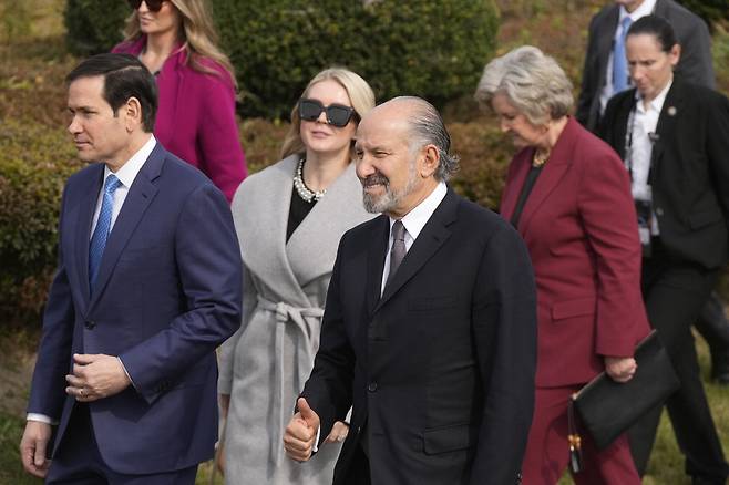 미국 마코 루비오 국무장관, 캐럴라인 레빗 백악관 대변인, 하워드 러트닉 상무장관, 수지 와일스 백악관 비서실장(왼쪽부터)이 30일 부산 김해국제공항에서 진행된 미·중 정상회담이 끝난 뒤 떠나고 있다.   AP연합뉴스