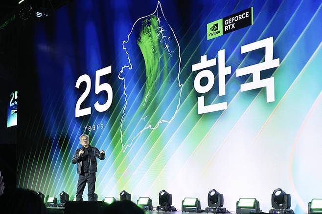 젠슨 황 엔비디아 최고경영자가 30일 서울 코엑스에서 열린 엔비디아의 그래픽카드(GPU) ‘지포스’ 출시 25주년 행사에서 단상에 올라 발언하고 있다. [공동취재]