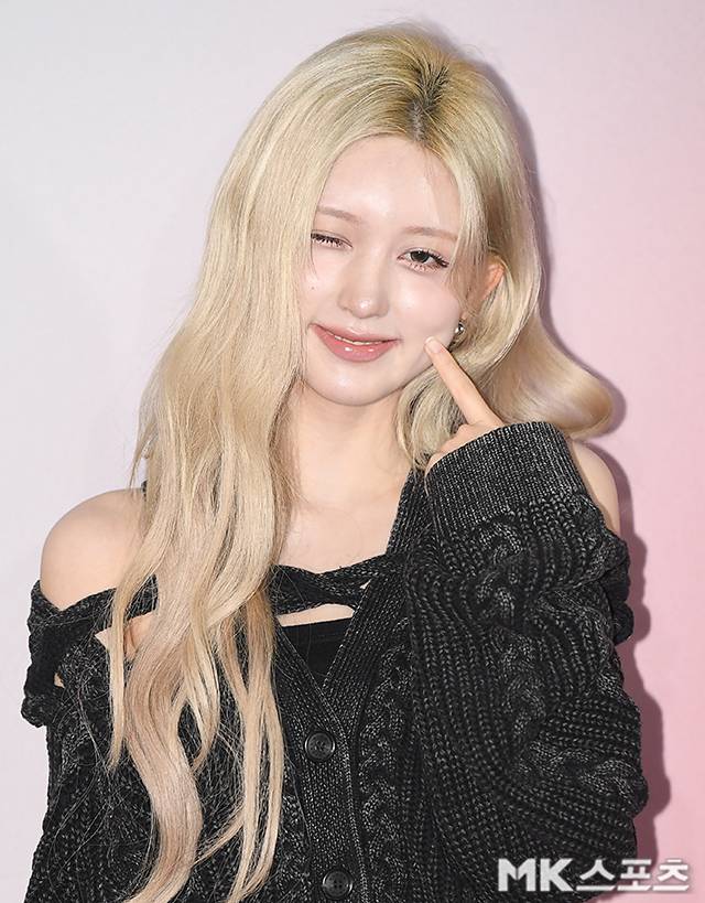 트와이스 미나가 29일 오후 서울 성수동에서 열린 패션 브랜드 오픈 기념 포토콜 행사에 참석해 포토타임을 갖고 있다.사진=천정환 기자