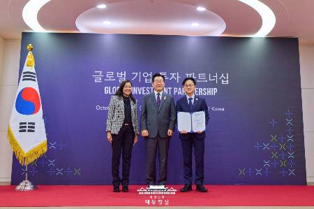 지난 29일 경북 경주 예술의전당에서 열린 글로벌 기업 투자 파트너십 행사에서 뷔 트란(Vy Tran) 지멘스 헬시니어스 아태지역 사장, 이재명 대통령, 김정관 산업통상부 장관(사진 왼쪽부터)이 기념촬영하고 있다. /사진=지멘스 헬시니어스