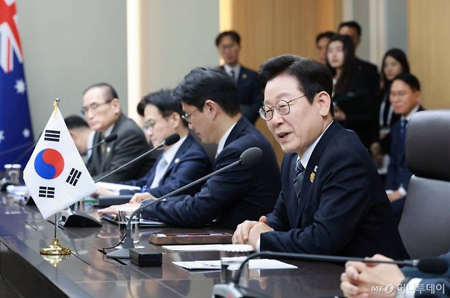 [경주=뉴시스] 고범준 기자 = 이재명 대통령이 30일 경북 경주 APEC 정상회의장에서 열린 앤소니 알바니지 호주 총리와 한-호주 정상회담에서 발언하고 있다. 2025.10.30. bjko@newsis.com /사진=고범준