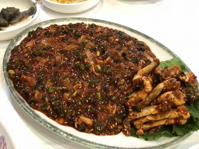 미락식당의 꽃게비빔밥 양념. 비파 열매가 사용된다는 점이 특징이다. /사진=다이어리알