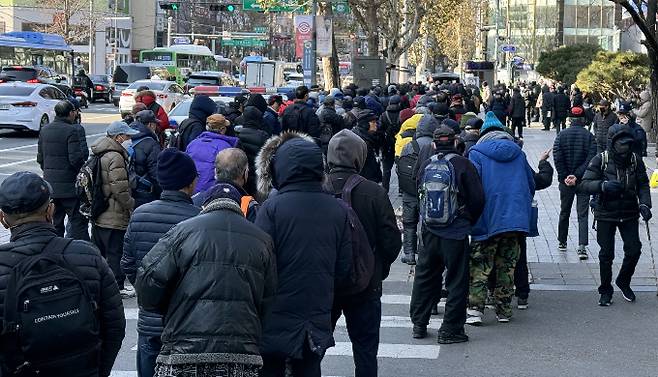 5개 생명보험사(삼성·한화·교보·신한·KB라이프)가 30일 사망보험금 유동화 서비스를 실시한다. 사진은 서울 종로구 탑골공원에서 노인들이 무료 도시락을 받기위해 기다리는 모습. /사진=뉴스1