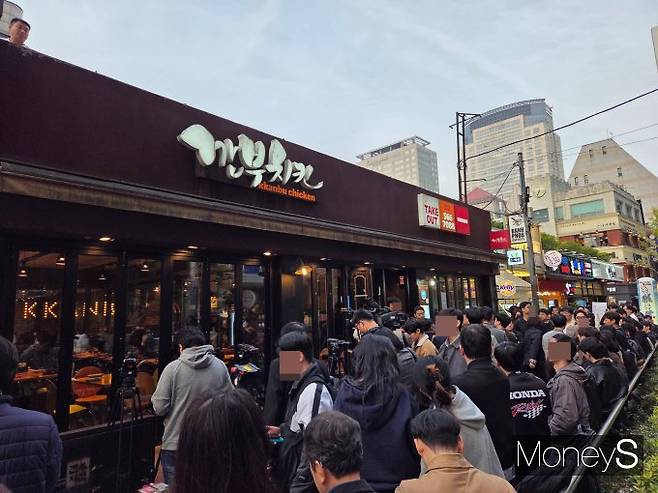 이날 오후 5시경부터 깐부치킨 삼성점 앞에는 이재용·정의선·젠슨 황 회동을 보기 위해 시민과 취재진 수백명이 몰렸다. 매장 일대는 행사 시작 전부터 인산인해를 이뤘다./사진=김대영 기자