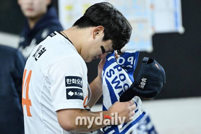 29일 대전 한화생명 볼파크 야구장에서 열린 '2025 신한 SOL 뱅크 KBO 한국시리즈 3차전' LG 트윈스와 한화 이글스 경기. 한화가 7-3으로 LG에 승리했다. 경기 마무리 투수로 나온 한화 김서현이 경기가 끝난 뒤 더그아웃에서 눈물을 흘리고 있다./대전=한혁승 기자 hanfoto@mydaily.co.kr