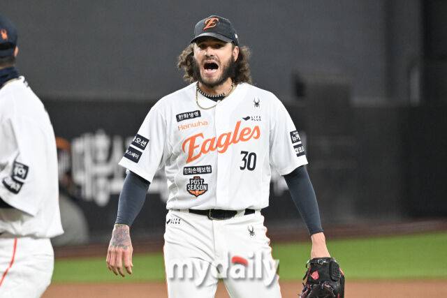 29일 대전 한화생명 볼파크 야구장에서 열린 '2025 신한 SOL 뱅크 KBO 한국시리즈 3차전' LG 트윈스와 한화 이글스 경기. 한화 선발 폰세가 2회초 2사 1루 LG 박동원을 삼진으로 잡은 후 미소를 짓고 있다./대전=한혁승 기자 hanfoto@mydaily.co.kr